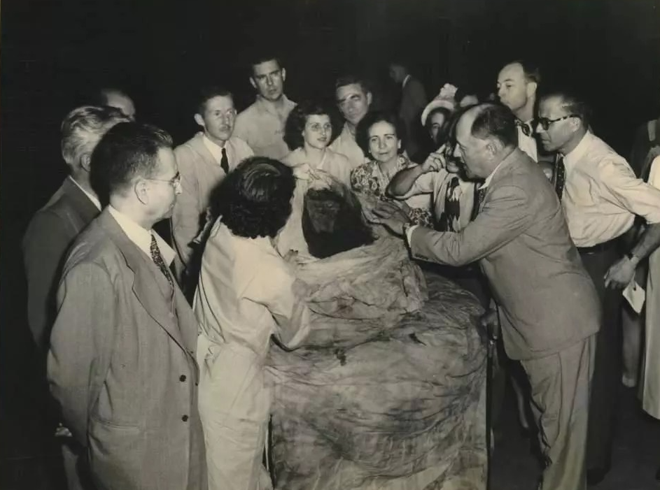 Carrion desenvolviendo una momia en el Museo Americano de Historia Natural de Nueva York, 1949. Fuente: Ebay.