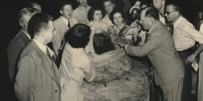 Carrion desenvolviendo una momia en el Museo Americano de Historia Natural de Nueva York, 1949. Fuente: Ebay.
